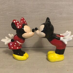 Disney Mickey & Minnie Mouse Kissing Ceramic Salt & Pepper Shakers